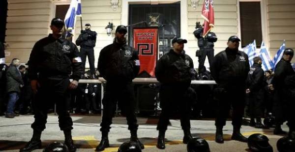 Χρυσαυγίτες κατέβασαν πανό για το Πολυτεχνείο και συνελήφθησαν