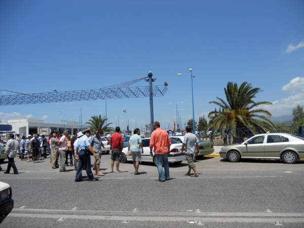 Αποκλεισμός του αεροδρομίου της Καλαμάτας από ιδιοκτήτες ταξί - Επεισόδια με τον πρέσβη του Καζακστάν