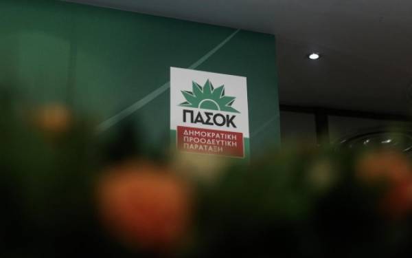 «Ξηλώνουν» φωτογραφίες του Παπανδρέου στη Χαριλάου Τρικούπη