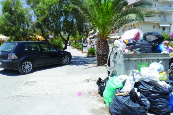 Λόφοι από σκουπίδια στην παραλιακή