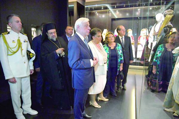 Διαχρονικό ταξίδι μέσω της παραδοσιακής φορεσιάς στην Καλαμάτα (φωτογραφίες)