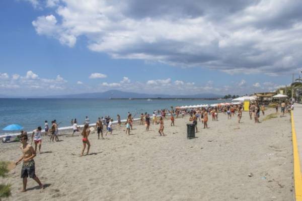 "Πλημμύρισε" μαθητές η παραλία της Καλαμάτας (βίντεο)