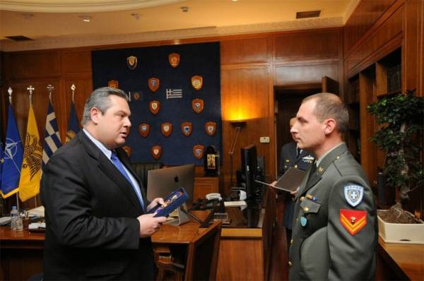 Ο Καμμένος επιβράβευσε τον ΕΠΟΠ που παρέδωσε πορτοφόλι με 3.000 ευρώ στην Ξάνθη