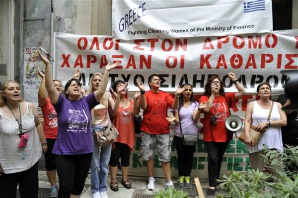 Στα γραφεία της Νέας Δημοκρατίας στη Συγγρού οι απολυμένες καθαρίστριες