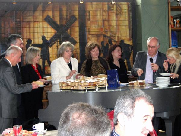 Η πίτα του Συλλόγου των Απανταχού Νησιωτών "Πάμισος" (φωτογραφίες)