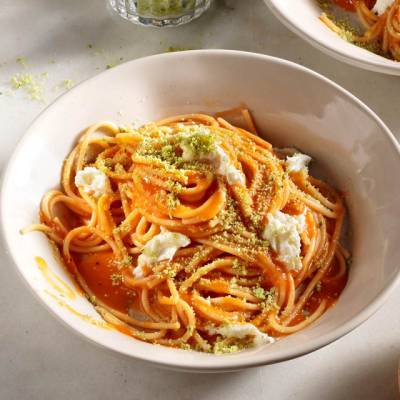 Σπαγγέτι παρμεζάνα με κρέμα ντομάτας