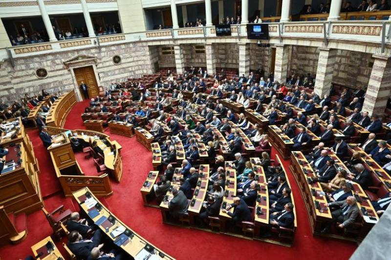 Πυρ ομαδόν της αντιπολίτευσης κατά Μητσοτάκη για στεγαστικό, ακρίβεια και κράτος δικαίου (βίντεο)