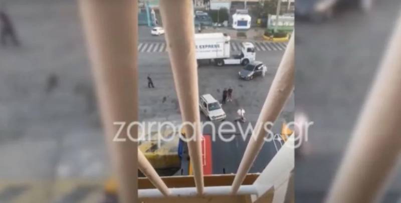 Λιμάνι Πειραιά: Αργοπορημένος επιβάτης γαντζώθηκε από τον καταπέλτη για να μπει στο πλοίο (Βίντεο)