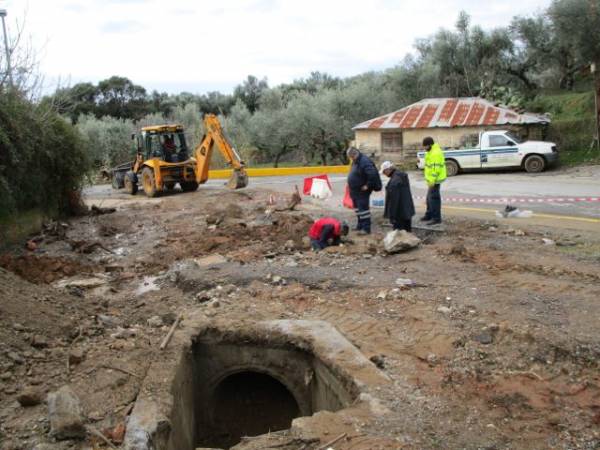 Καθαρισμός σκεπασμένου ρέματος στο Πέταλο (βίντεο)