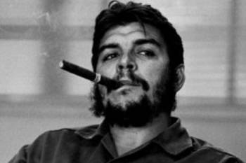 Πέθανε ο Ρενέ Μπουρί, που φωτογράφισε τον Τσε Γκεβάρα με πούρο