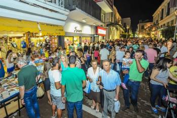 Χιλιάδες άτομα στη "2η Λευκή Νύχτα" στην Καλαμάτα παρά την απειλή της βροχής (φωτογραφίες)