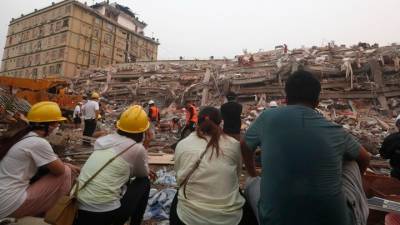 Σειρήνες ήχησαν για την τήρηση ενός λεπτού σιγής στη μνήμη των νεκρών από τον σεισμό στη Μιανμάρ