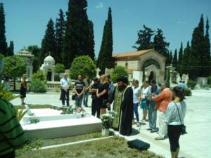 Η Δήμητρα Λιάνη και ελάχιστοι ακόμη άνθρωποι στο μνημόσυνο για τον Ανδρέα Παπανδρέου