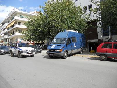 Καλαμάτα: Τσιγγάνοι έδειραν αστυνομικούς στα δικαστήρια και τους άρπαξαν τον κρατούμενο!