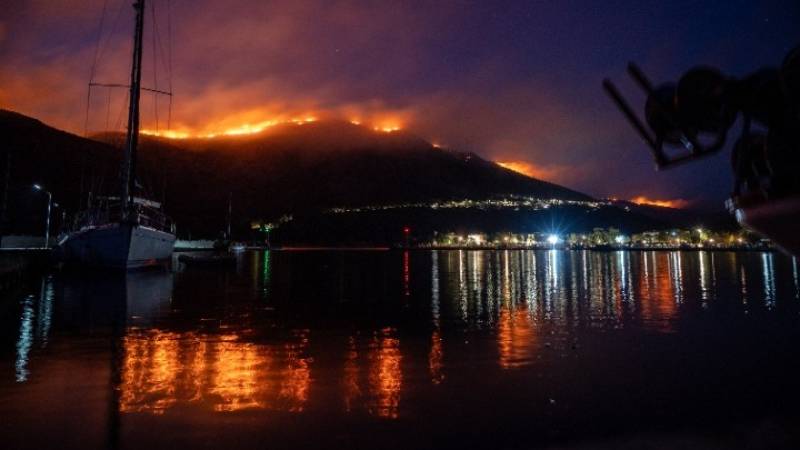 Κρίσιμες είναι οι επόμενες ώρες στο μέτωπο της φωτιάς στη Χίο