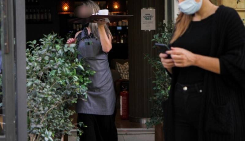Μάσκες και σερβιτόροι το καλοκαίρι...