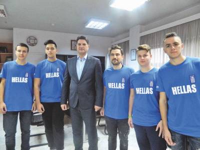 Τα μέλη της ομάδας Ρομποτικής bitbot στο δήμαρχο Μεσσήνης