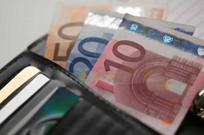 Καλαμάτα: 36χρονη έκλεψε 1.000 ευρώ από ηλικιωμένο