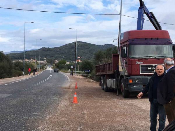 Τοποθετήθηκαν τα φωτιστικά στις διασταυρώσεις Ελαίας και Καρυών