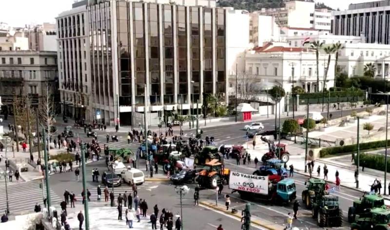 Αναχωρούν από το Σύνταγμα συντεταγμένα με τα τρακτέρ οι αγρότες