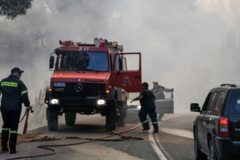 Ανεξέλεγκτη η φωτιά στη Θήβα - Κινείται προς τον Κορινθιακό