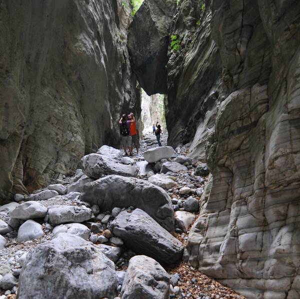 Ο Ορειβατικός καθαρίζει το φαράγγι του Ριντόμου