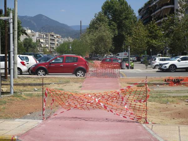 Περιμένουν τις πινακίδες