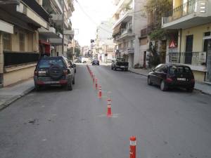 Πλαστικά κολονάκια σε τμήμα της Φαρών