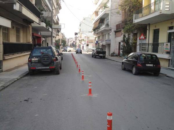 Πλαστικά κολονάκια σε τμήμα της Φαρών