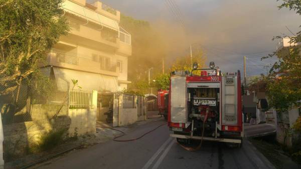 Φωτιά σε υπόγειο με ψυγεία λουλουδιών στην Καλαμάτα
