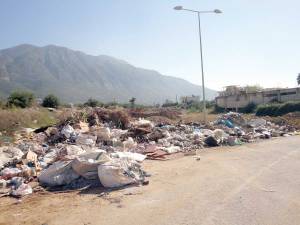 Μπάζα και σκουπίδια στη Βασιλέως Γεωργίου