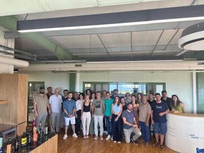 Το Σχολείο Ελιάς και Ελαιολάδου Καλαμάτας στο Mani Bläuel