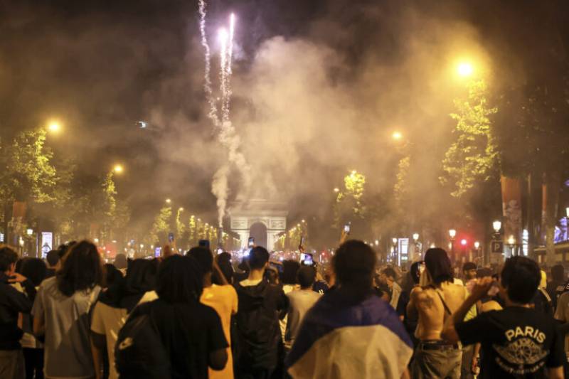 Βίαια επεισόδια στη Γαλλία με δύο νεκρούς μετά τη νίκη της Παρί Σεν Ζερμέν (βίντεο)