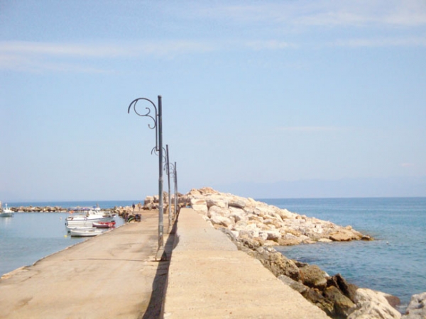 Με διακοπή εργασιών κινδυνεύει το έργο στο λιμάνι της Κορώνης