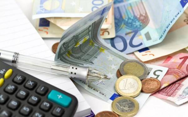 Ασφαλιστικό και φορολογικό επιβαρύνουν τη μεσαία τάξη 