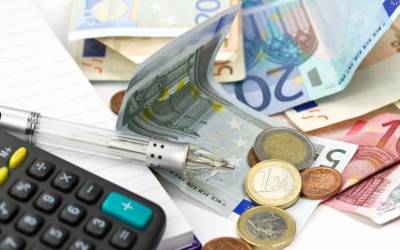 Ασφαλιστικό και φορολογικό επιβαρύνουν τη μεσαία τάξη 