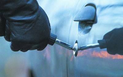 Σύλληψη 19χρονου για κλοπές σε αυτοκίνητα και σπίτι σε Αρχαία Μεσσήνη και Ψάρι