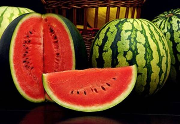 Διανομή καρπουζιών σε πολύτεκνους