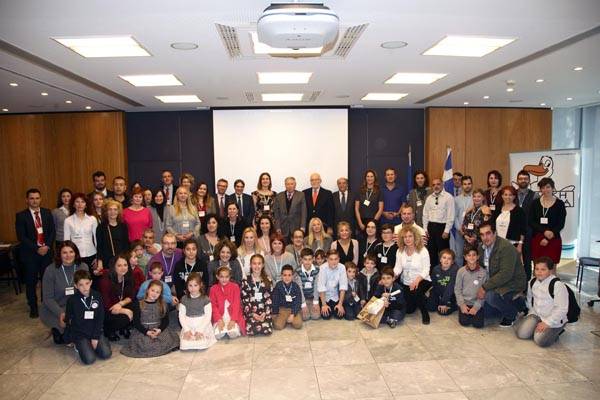 Αναμνηστική φωτογραφία από το 24ο Συμβούλιο Αντιπροσώπων του προγράμματος “Παιδική HELMEPA”