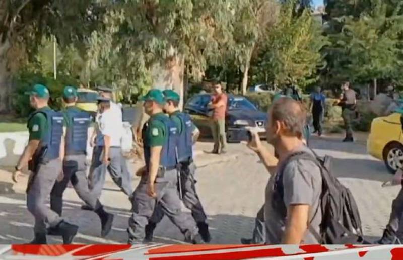 Ένταση μεταξύ φοιτητών και ΜΑΤ έξω από την Πανεπιστημιούπολη