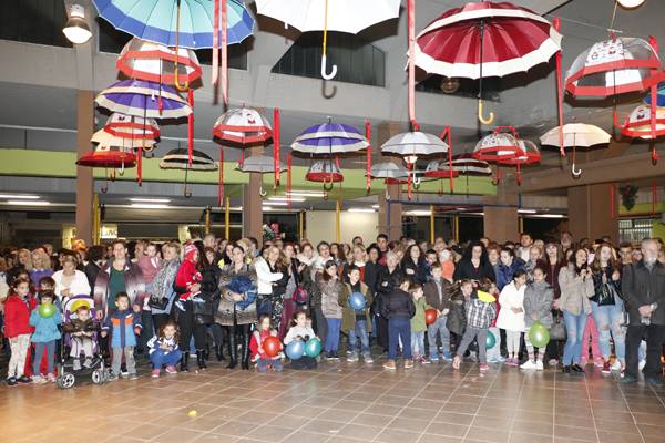 Φωταγωγήθηκε το δέντρο στην Κεντρική Αγορά Καλαμάτας (βίντεο)