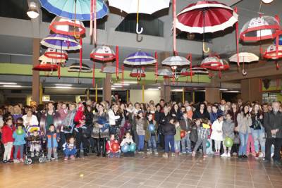 Φωταγωγήθηκε το δέντρο στην Κεντρική Αγορά Καλαμάτας (βίντεο)