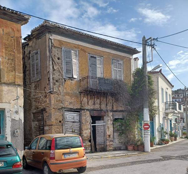 Τα επικινδύνως ετοιμόρροπα κτίρια της Κορώνης (φωτογραφίες)