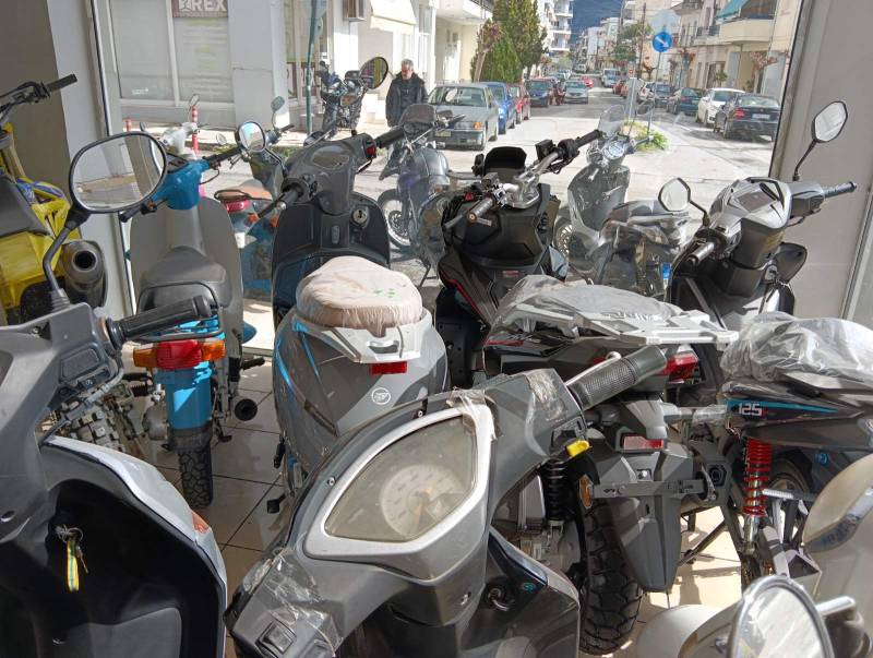 “Παγωμένη” δυο μήνες η αγορά στη Μεσσηνία: Δεν έχουν πινακίδες για νέες μηχανές!