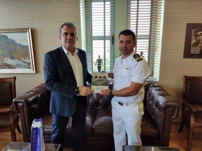 Εθιμοτυπική συνάντηση Βασιλόπουλου με τον νέο Λιμενάρχη