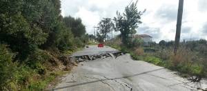 &quot;Βύθισε&quot; ο δρόμος στους Κάτω Αμπελοκήπους