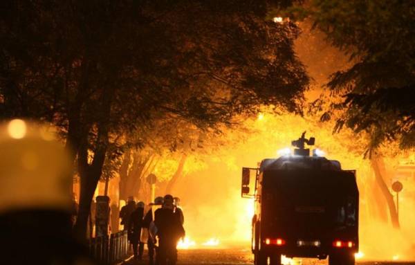 "Περίεργο" βίντεο: Κουκουλοφόροι και ΜΑΤ