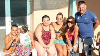 Χανιά: Δυο κορίτσια με σύνδρομο down μαγεύουν το κοινό χορεύοντας μέσα στο νερό (βίντεο)