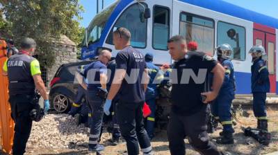 Πάτρα: Σύγκρουση συρμού του Προαστιακού με αυτοκίνητο (Βίντεο)