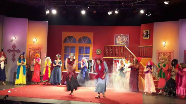 Σκορπά γέλιο η παράσταση "Το κλουβί με τις τρελές"